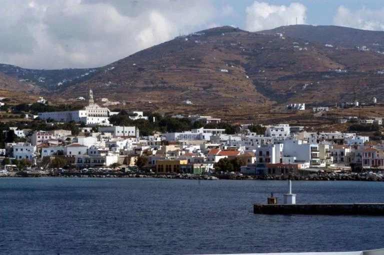 Εκτακτο: Απορριματοφόρο έπεσε σε γκρεμό 100 μέτρων στην Τήνο – 2 νεκροί